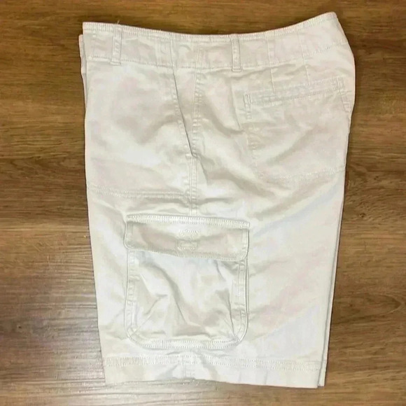 J. Jill Women’s 8 Stretch Khaki Tan 8” Inseam Utility Shorts - Picture 3 of 7